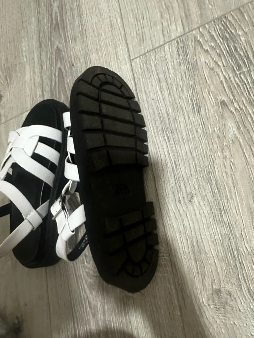 Zara White and Black Kids Woven Strap Sandals - Picture 2 of 7